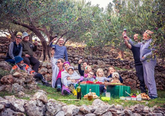 משפחה גדולה בתוך איזור עם סלעים ועצים בפיקניק
