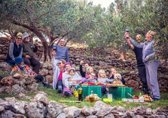 משפחה גדולה בתוך איזור עם סלעים ועצים בפיקניק