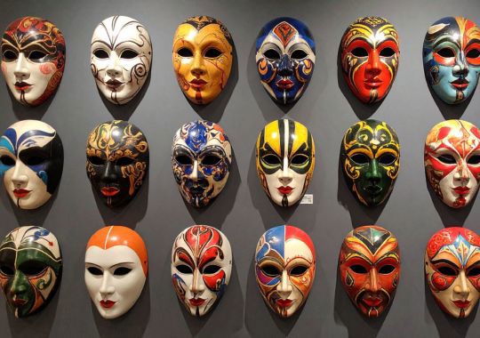 קיר מלא במסיכות מכל מיני סוגים וצבעים