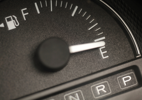 מד של דלק ברכב שמצביע על הקצה הכי תחתון שאומר שהמיכל ריק