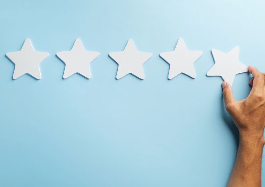 חמישה כוכבים לבנים על רקע תכלת ויש שמסדרת את הכוכב הכי ימני