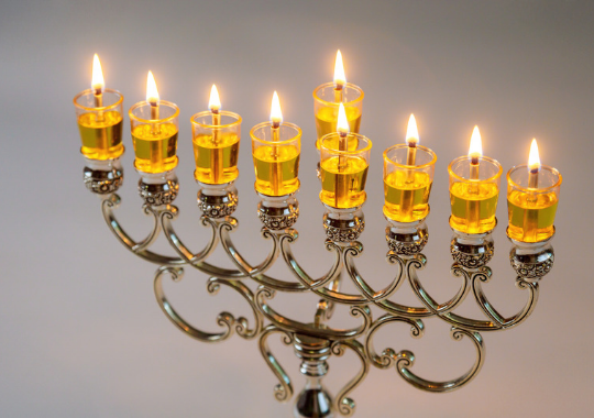 חנוכיה עם 8 נרות עם שמן דולקת