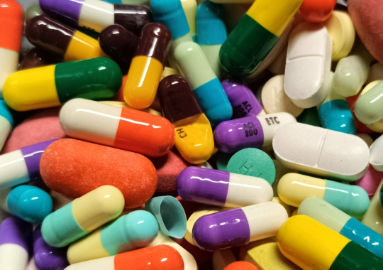 כדורים של תרופה מכל מיני צבעים כמו סגול ולבן, אדום, טורקיז ובז', ורוד, ירוק וצהוב, חום ועוד שילובים